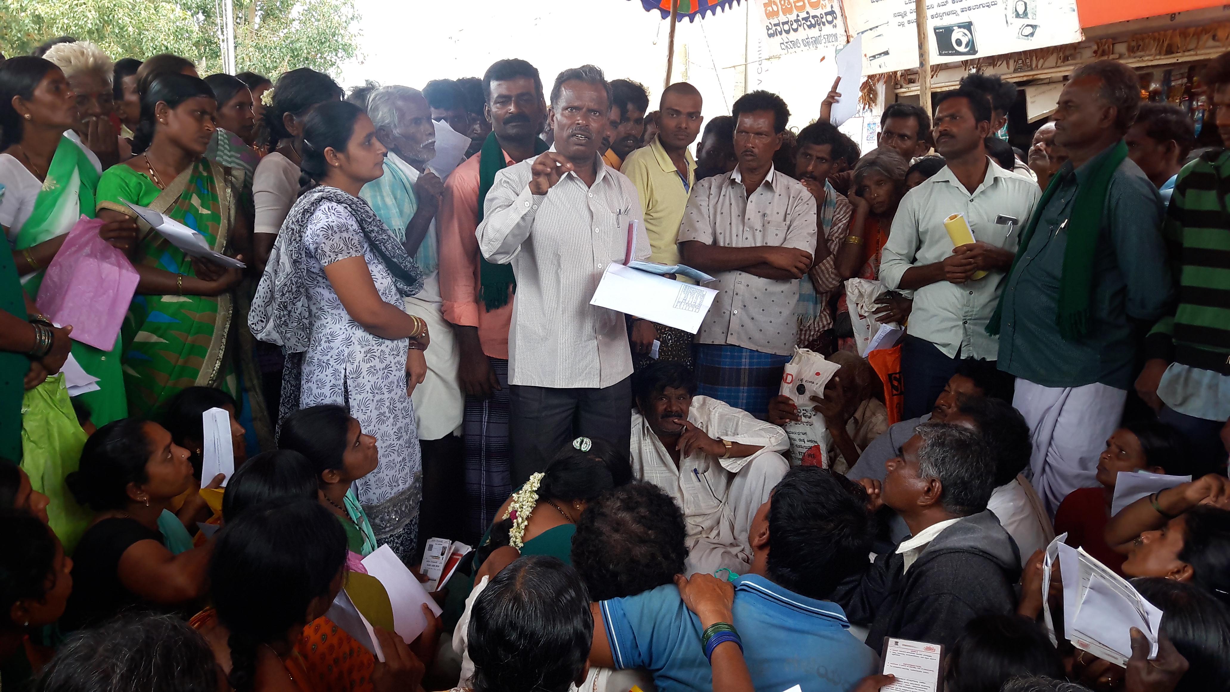 ಪಡಿತರ ಚೀಟಿಗೆ ಹೆಸರು ಸೇರ್ಪಡೆಗಾಗಿ ಅಹೋರಾತ್ರಿ ಧರಣಿ